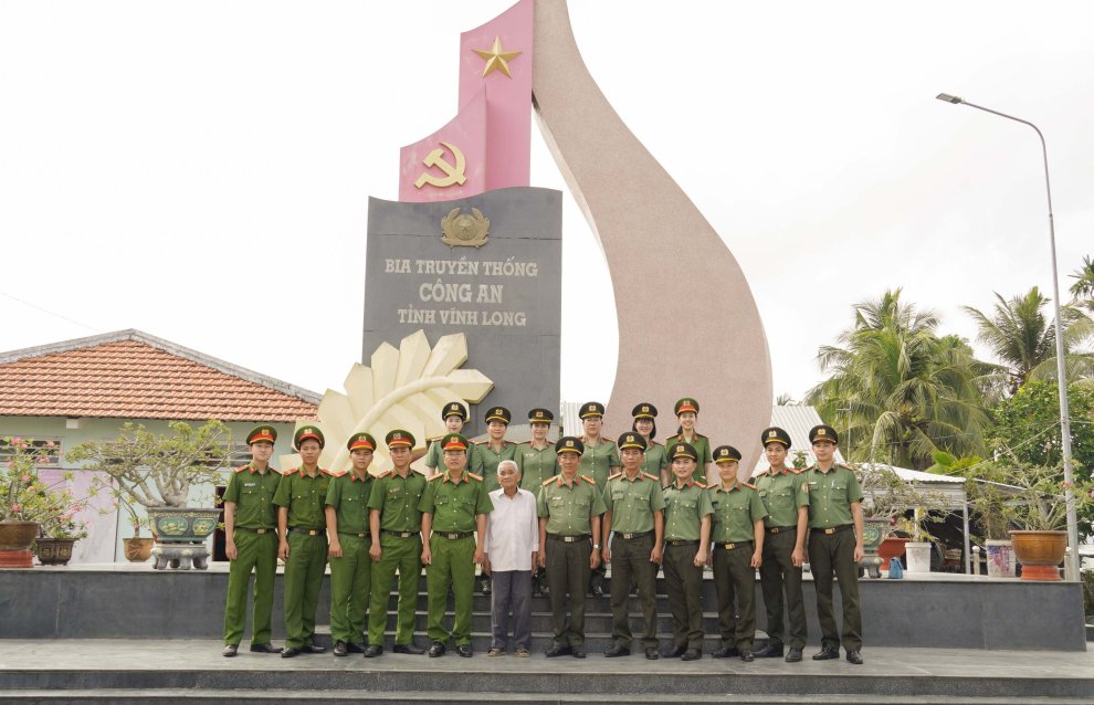 Công an tỉnh Vĩnh Long tổ chức dâng hoa, dâng hương tưởng nhớ các Anh hùng liệt sĩ tại Bia truyền thống Công an tỉnh tại ấp Danh Tấm, xã Cái Ngang