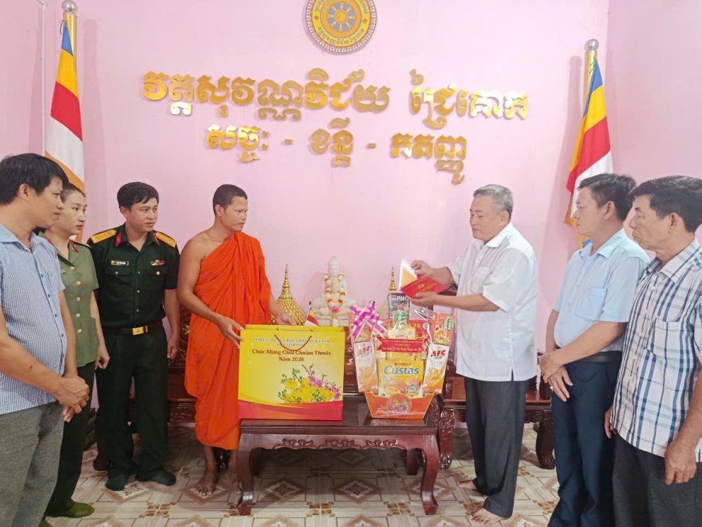 Thăm hỏi, tặng quà các chùa
