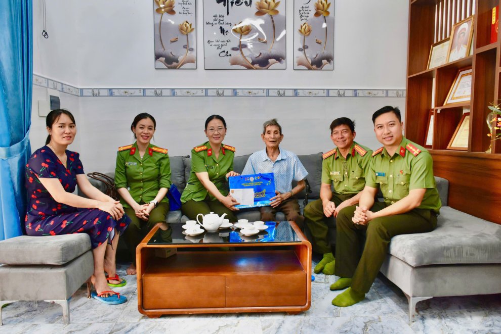 Thăm tặng quà gia đình thương binh Nguyễn Xuân Viên