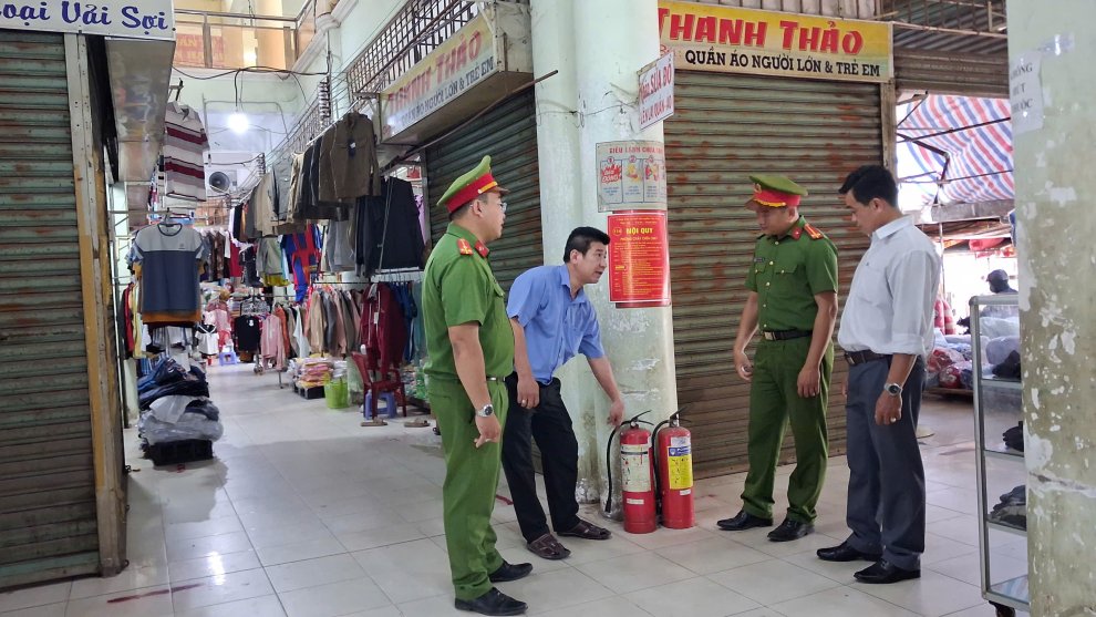 Thiết bị chữa cháy bên trong chợ thường xuyên được kiểm tra