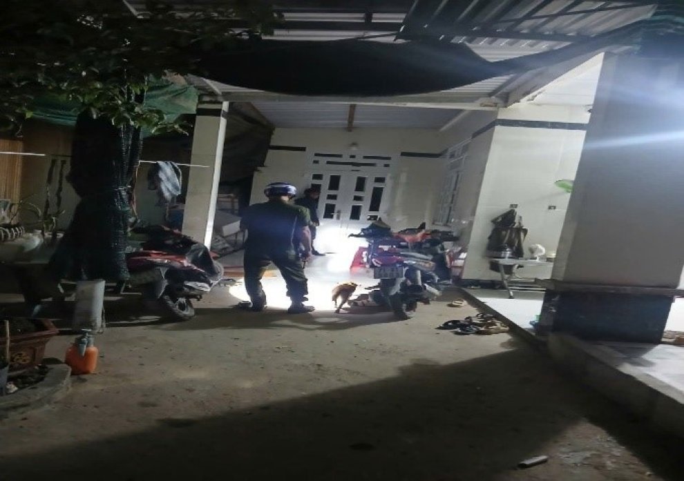 Công an xã Thới Thuận đi từng ngõ, gõ từng nhà nhắc nhỡ người dân khóa cửa, bảo quản tài sản