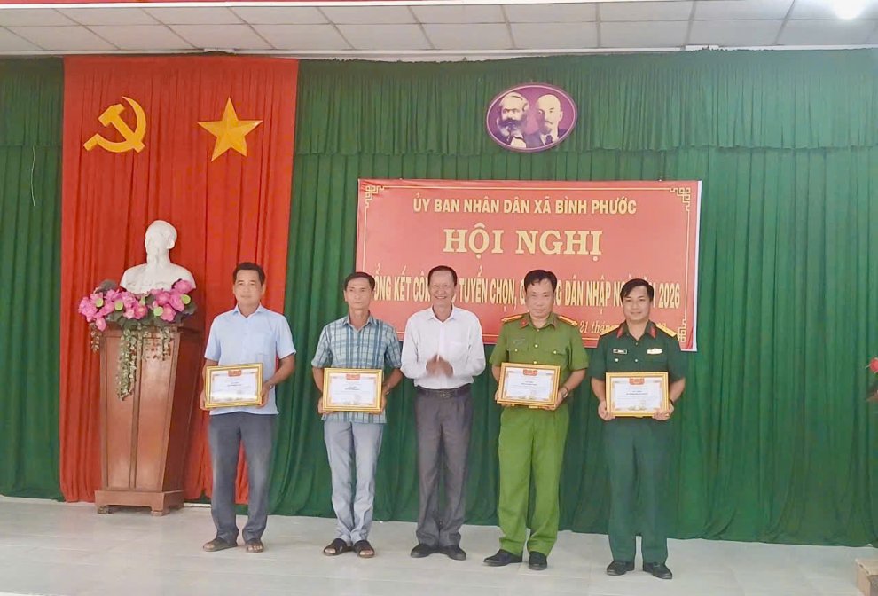 Trao khen cho các tập thể, cá nhân có thành tích trong công tác tuyển quân năm 2026