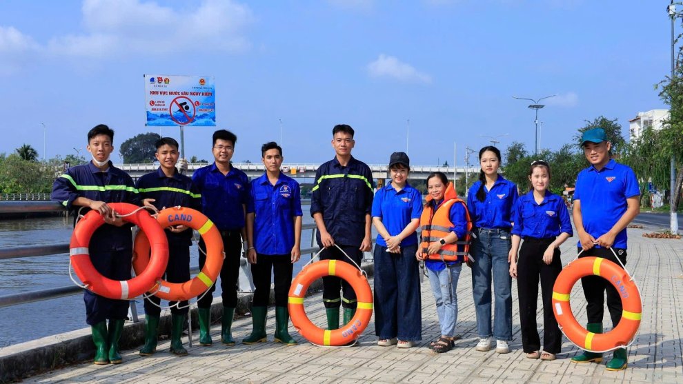 Tuổi trẻ Mỏ Cày lắp đặt biển cảnh báo khu vực nước sâu nguy hiểm
