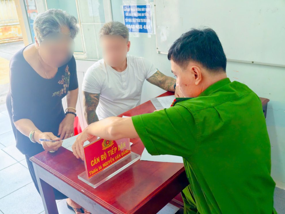 Công an phường Cái Vồn tận tình hướng dẫn 01 trường hợp công dân bị nước ngoài trục xuất về cư trú tại địa phương