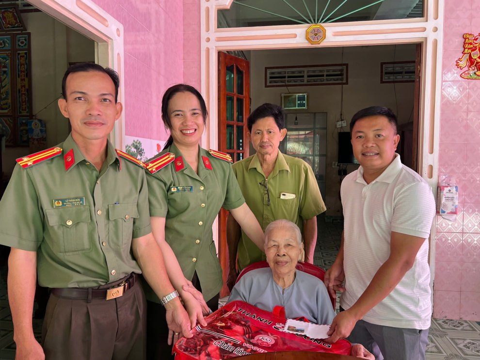 Bông hoa hồng thép giữa lòng nhân dân xã Đồng Khởi