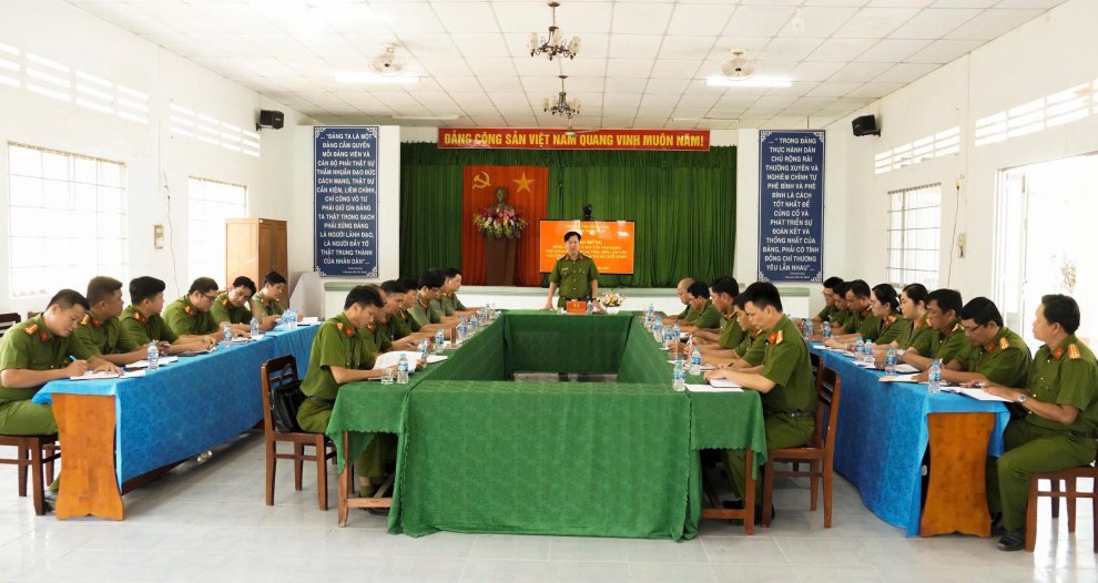 Đại tá Nguyễn Văn Hạnh, Phó Giám đốc Công an tỉnh Vĩnh Long làm việc với Công an xã Quới An và Quới Thiện