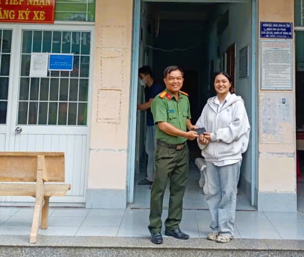 Công an phường Cái Vồn nhanh chóng tìm, trao lại tài sản cho người đánh rơi