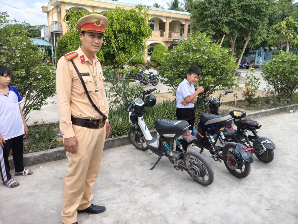 Cảnh sát giao thông kiểm tra, phát hiện nhiều xe đạp điện của học sinh được binh độ tại bãi xe trong trường học