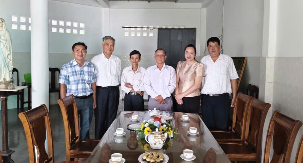 Công an xã Tân Long Hội thăm, chúc mừng lễ Phục sinh