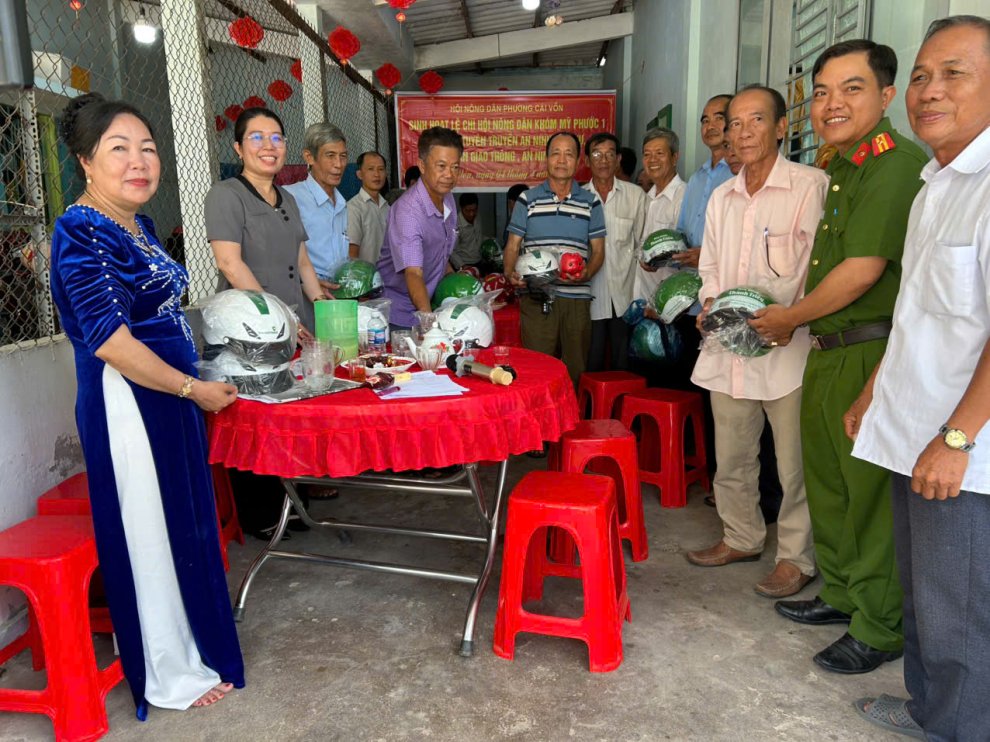 Công an phường Cái Vồn phối hợp Hội Nông dân phường triển khai sáng kiến “Bạn đồng hành pháp luật số” và tuyên truyền pháp luật về trật tự, an toàn giao thông, phòng cháy, chữa cháy tại khu dân cư