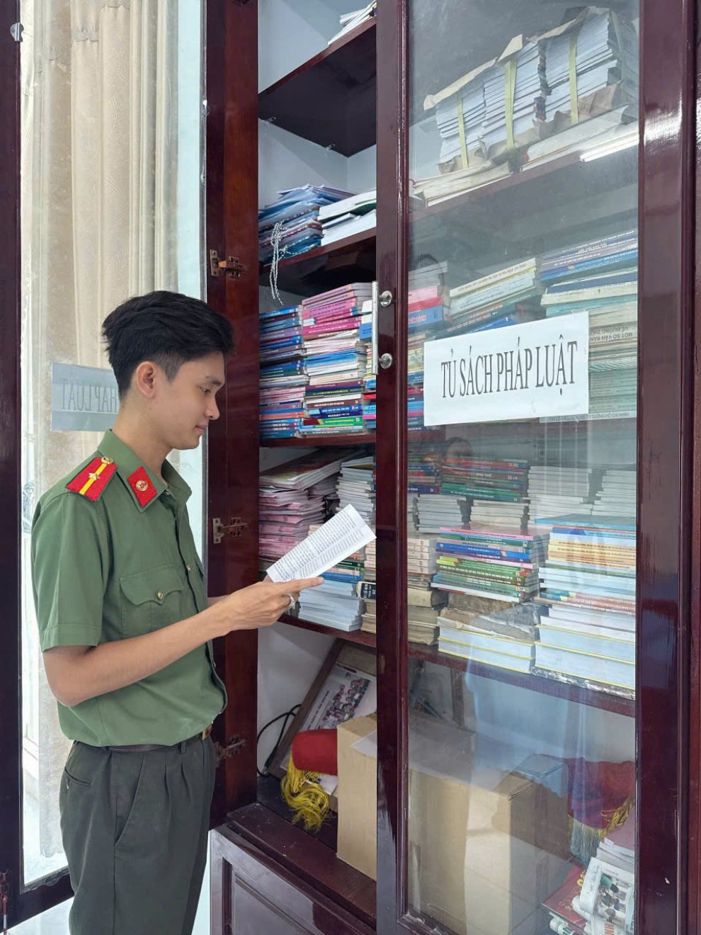 Công an phường Hòa Thuận duy trì tủ sách pháp luật để phục vụ nhu cầu nghiên cứu, học tập của cán bộ, chiến sĩ