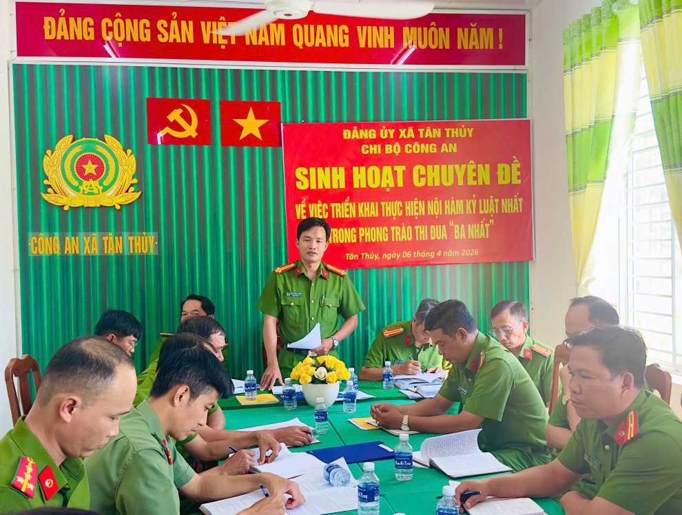 Chi bộ Công an xã Tân Thủy sinh hoạt chuyên đề về thực hiện phong trào thi đua “Ba nhất”