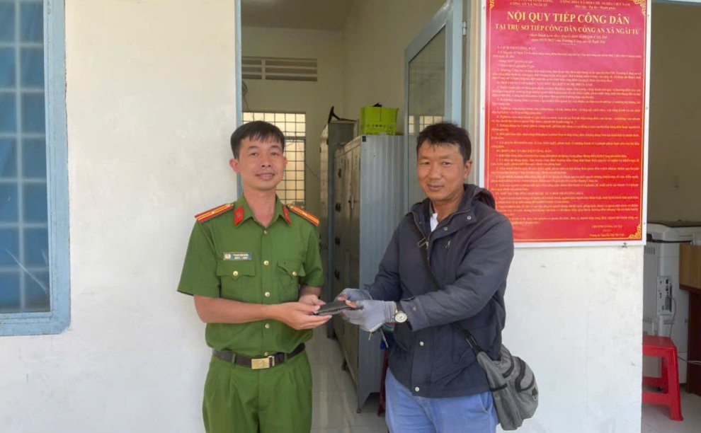 Công an xã Ngãi Tứ xác minh, trao trả tài sản cho người đánh rơi