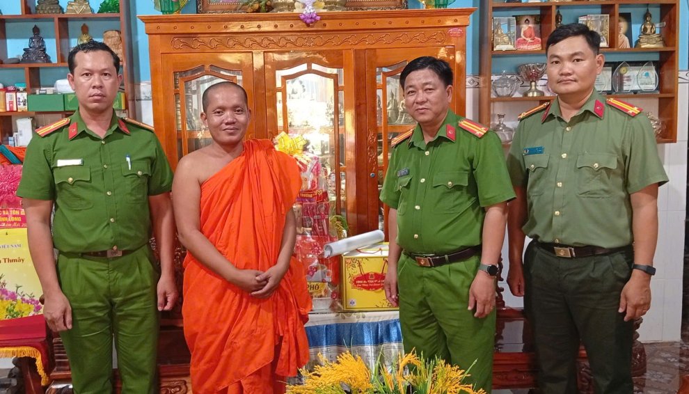 Công an xã Nhị Trường thăm, tặng quà các chùa Khmer và người có uy tín trên địa bàn xã