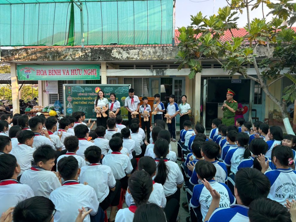 Công an phường Cái Vồn tuyên truyền pháp luật về trật tự, an toàn giao thông đường bộ và phòng cháy, chữa cháy tại trường Trung học cơ sở Mỹ Hòa