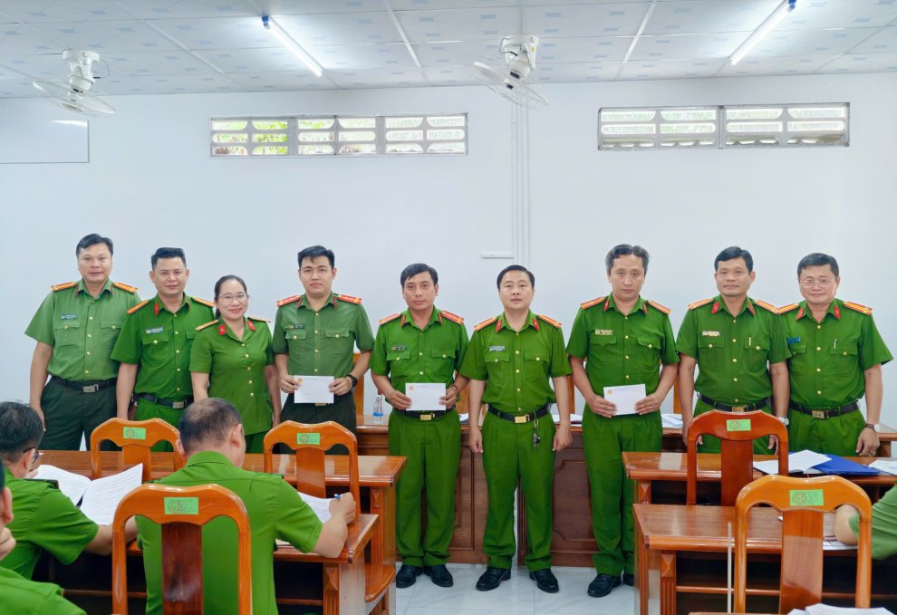 Công an phường Cái Vồn phát huy tinh thần đoàn kết, tích cực hưởng ứng phong trào thi đua “Ba nhất: Kỷ luật nhất, Trung thành nhất, Gần dân nhất”