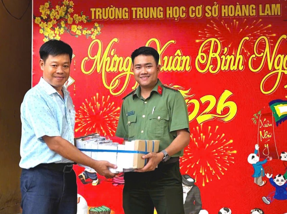 Chi đoàn Công an xã Phước Long trao tặng 1.000 quyển tập cho học sinh