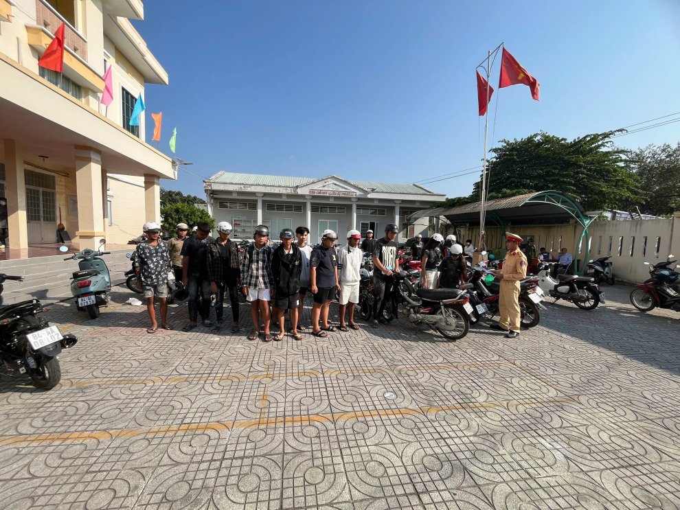 Xử lý nhóm thanh, thiếu niên chạy xe chọi bột trên đường gây tiềm ẩn nguy cơ tai nạn cho người tham gia giao thông