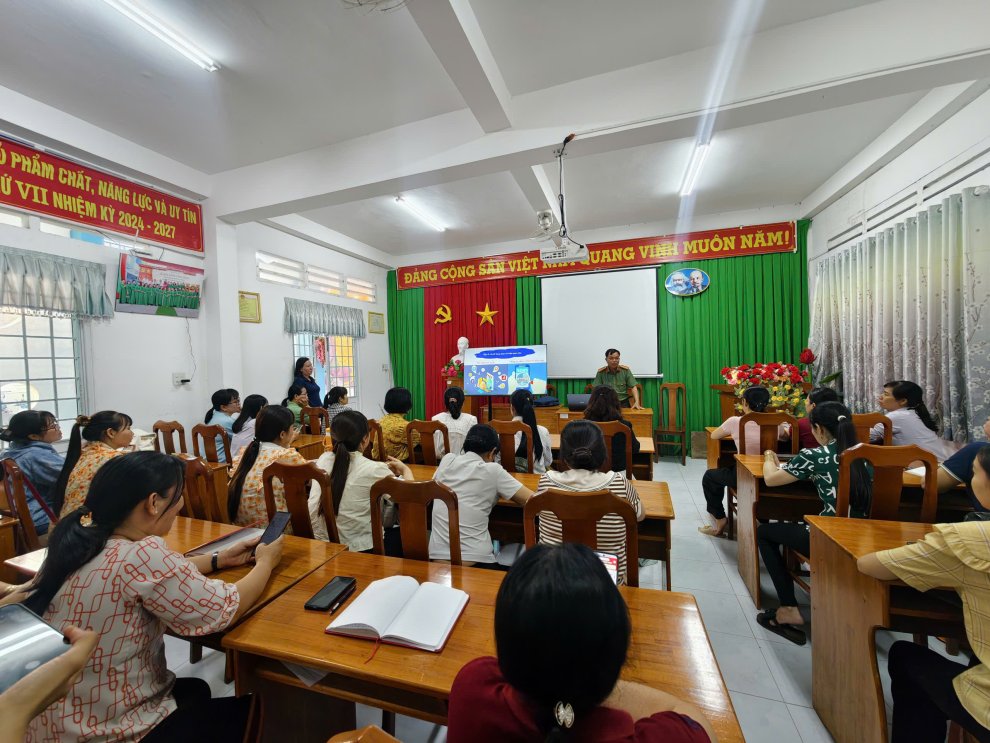 Chi đoàn Công an phường Cái Vồn tuyên truyền chủ đề chuyển đổi số, an toàn trực tuyến và bình đẳng giới, phòng, chống bạo lực trên cơ sở giới tại trường Mầm non Hoa Hồng