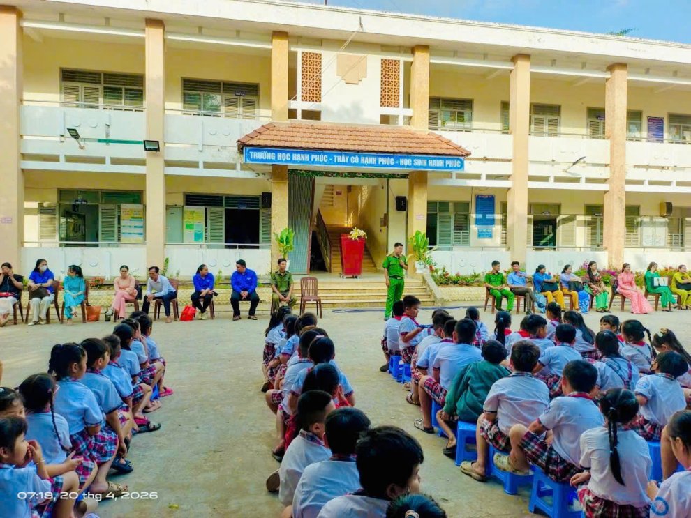 Công an xã Tân Thủy tuyên truyền pháp luật về ATGT và phòng, chống đuối nước tại Trường Tiểu học Tân Thủy