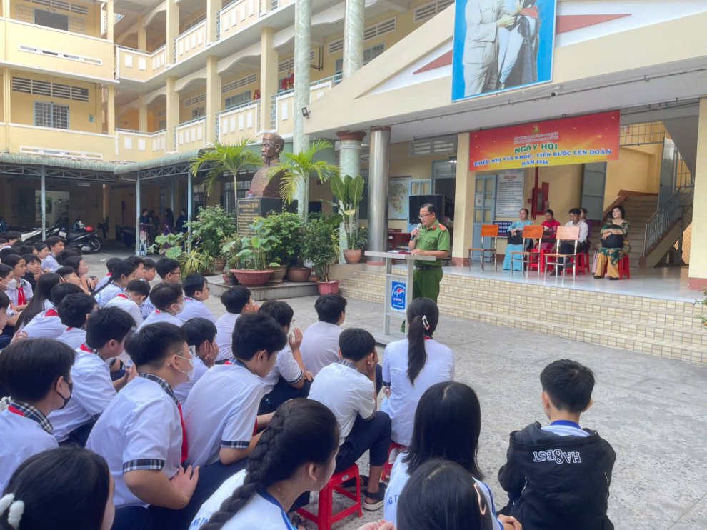 Công an phường Long Châu tổ chức tuyên truyền, phổ biến pháp luật về trật tự, an toàn giao thông tại các trường học