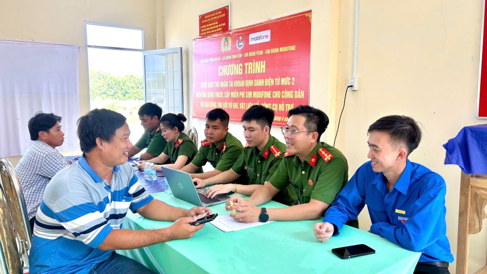 Phối hợp thu nhận tài khoản định danh mức 2, tích hợp tài khoản an sinh xã hội, bảo hiểm y tế trên ứng dụng VNeID