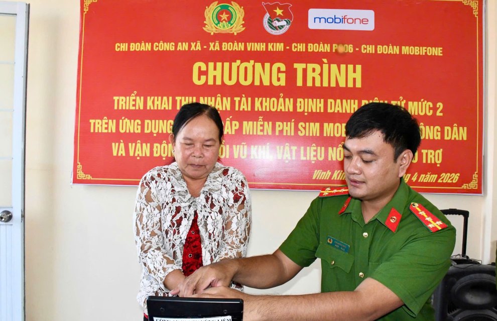 Công an tỉnh Vĩnh Long phối hợp thu nhận hơn 90 tài khoản định danh điện tử mức 2 cho người dân xã Vinh Kim