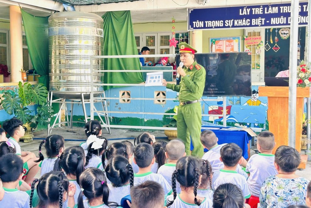 Công an xã Phú Thuận tuyên truyền, phổ biến pháp luật về an toàn giao thông