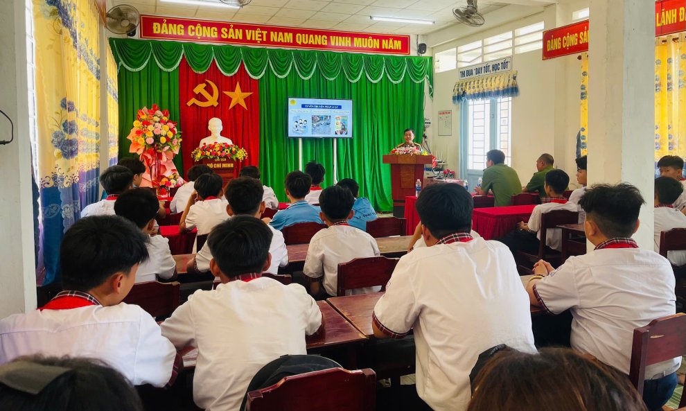 Công an phường Cái Vồn tuyên truyền, hướng dẫn kỹ năng tham gia mạng xã hội cho học sinh