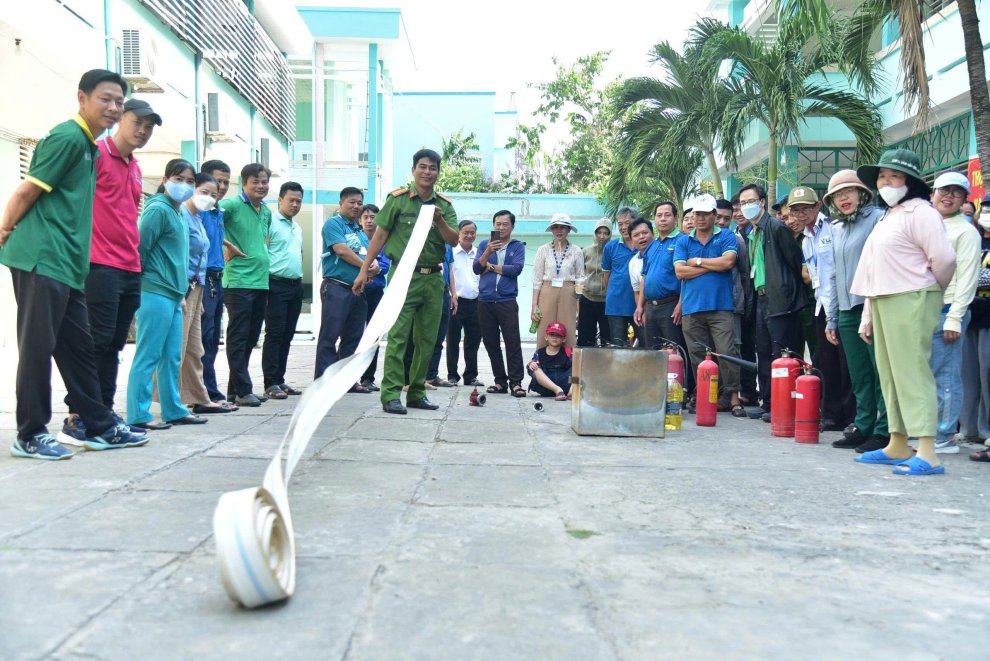 Thực tập phương án chữa cháy và cứu nạn, cứu hộ tại Trường Cao đẳng Vĩnh Long