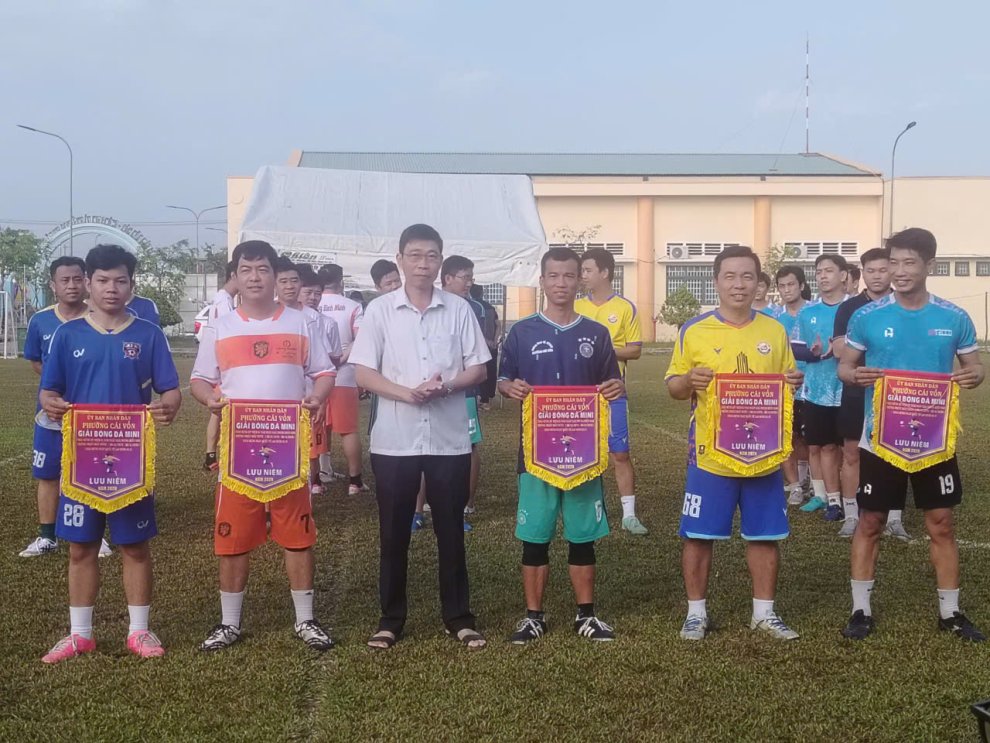 Công an phường Cái Vồn tham gia Giải bóng đá mini chào mừng ngày Lễ 30/4, 01/5