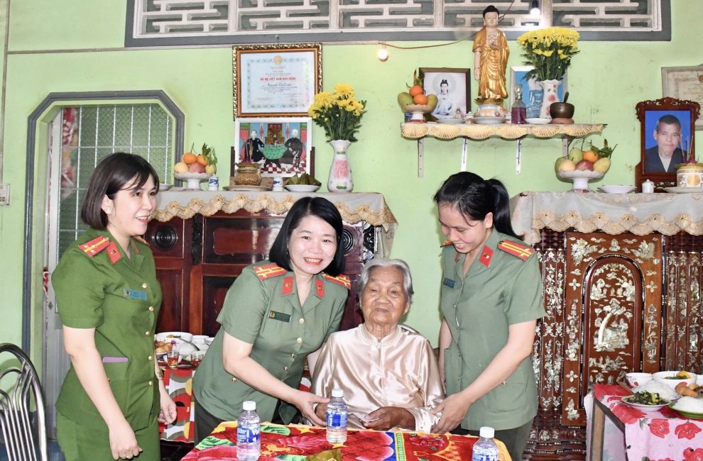 Ban Phụ nữ Công an tỉnh Vĩnh Long thăm, tặng quà Mẹ Việt Nam anh hùng