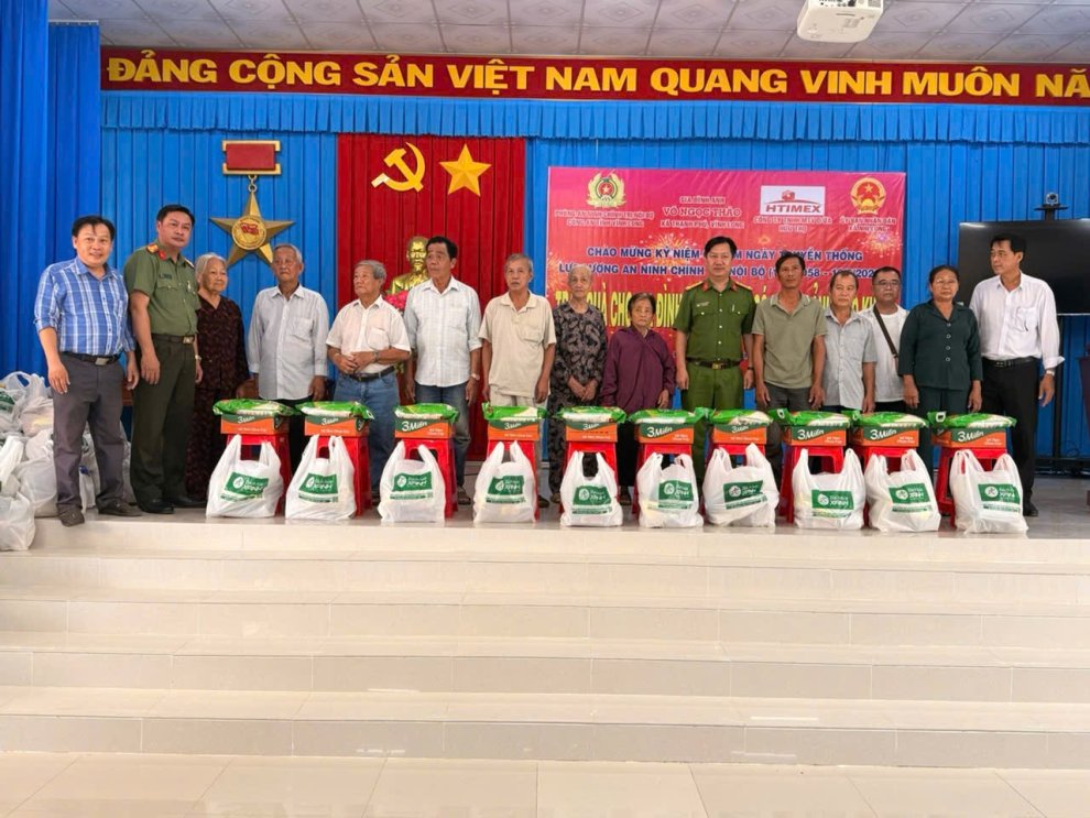 Công an tỉnh Vĩnh Long trao quà tặng gia đình chính sách, người dân có hoàn cảnh khó khăn
