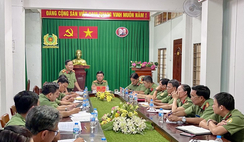 13 5 PHONG PA08 TIN LANH DAO CONG AN TINH LAM VIEC VA CHUC MUNG NGAY TRUYEN THONG LUC LUONG QLXNC