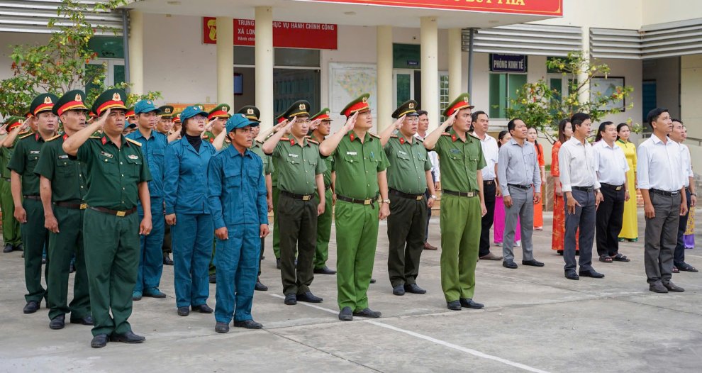 1 Lễ chào cờ tại UBND xã Long Hữu