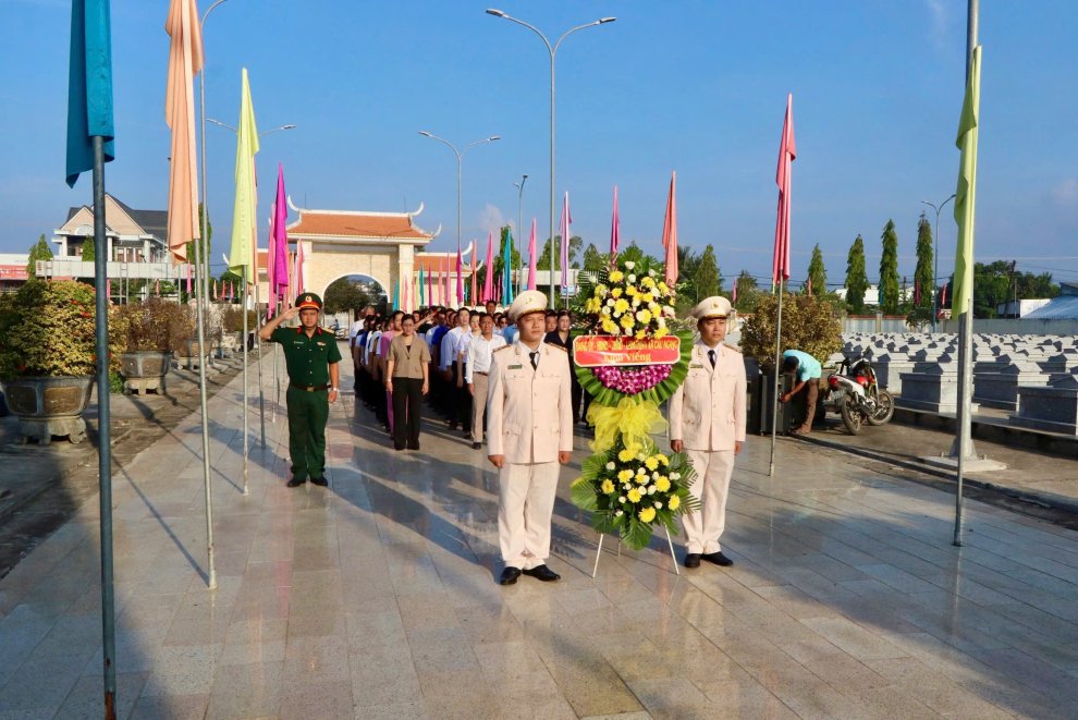 Công an xã Cầu Ngang viếng nghĩa trang liệt sĩ nhân kỷ niệm 51 năm Ngày giải phóng miền Nam, thống nhất đất nước
