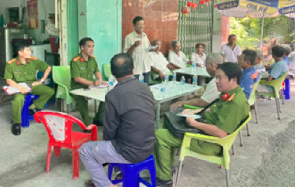Tổ chức lắng nghe và giải đáp kiến nghị, đề xuất của Nhân dân ngay tại cơ sở