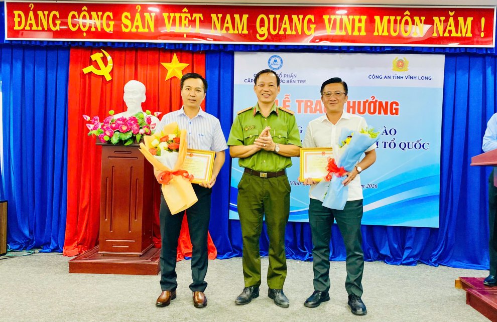26 4 Ảnh 2 PA04 Phòng ANKT trao khen phong trào TDBVANTQ tại Cty cấp nước Bến Tre