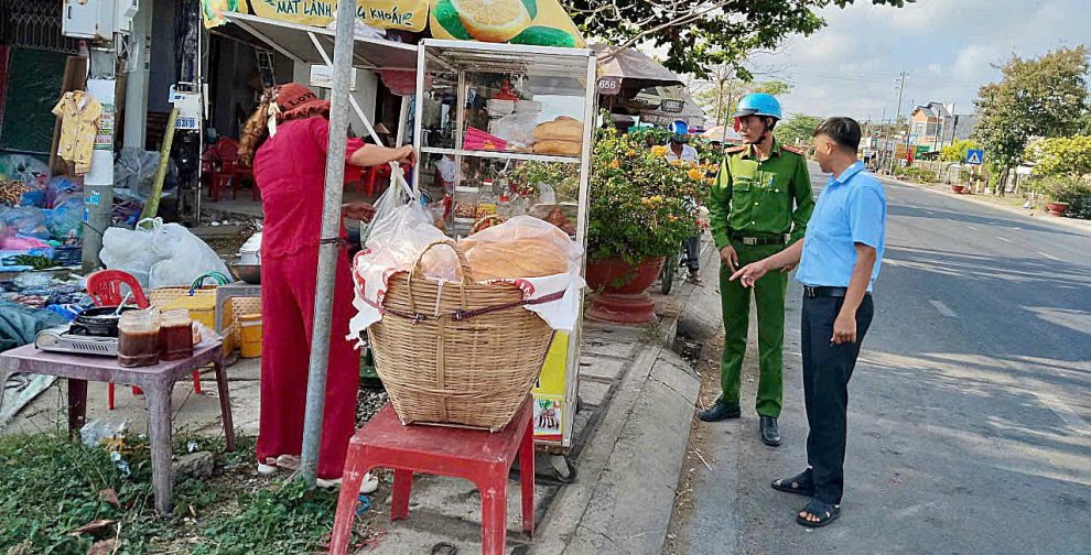 3 Các lực lượng nhắc nhở không mua bán lấn chiếm vỉa hè