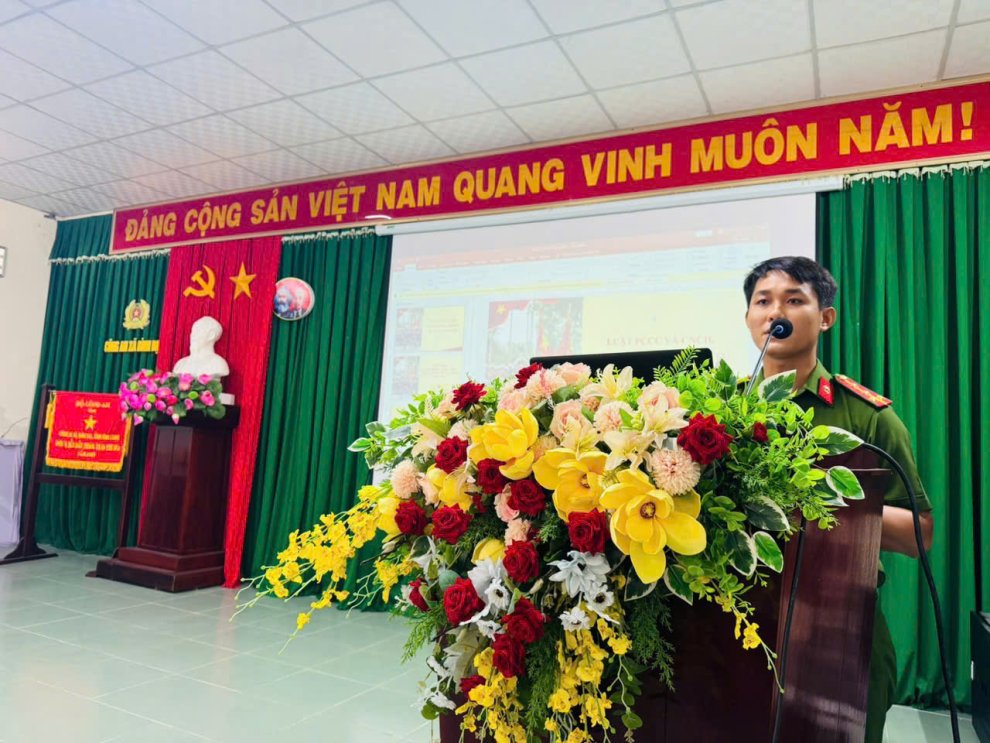 Công an xã Bình Đại phối hợp tuyên truyền ứng dụng “Báo cháy 114”