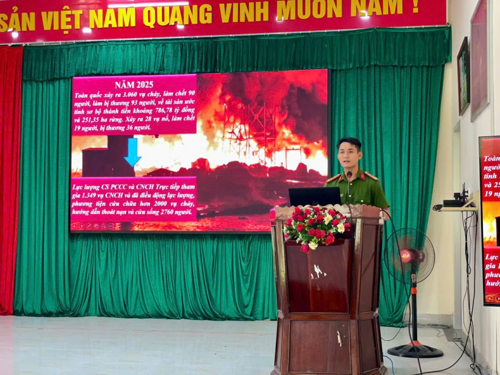 Ảnh 1 Cán bộ Phòng Cảnh sát PCCC và CNCH tuyên truyền kiến về thức an toàn phòng cháy