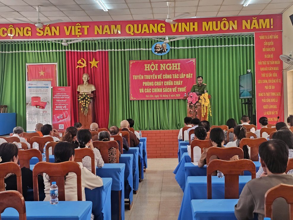 Ảnh 1 Đại diện Phòng Cảnh sát PCCC và CNCH tuyên truyền kiến thức,
