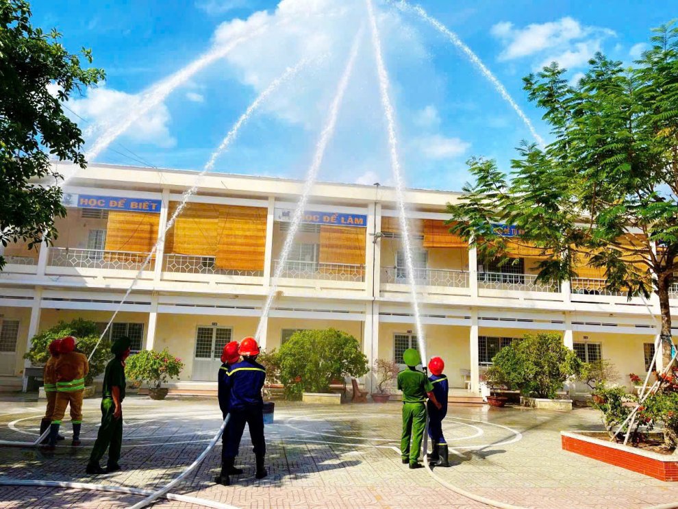 Ảnh 2 Lực lượng Cảnh sát PCCC và CNCH triển khai đội hình dập tắt đám cháy