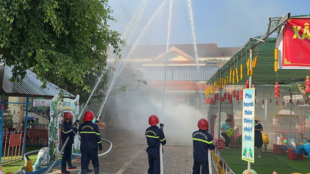 Ảnh 2 Lực lượng Cảnh sát PCCC và CNCH triển khai đội hình phun nước dập tắt đám cháy