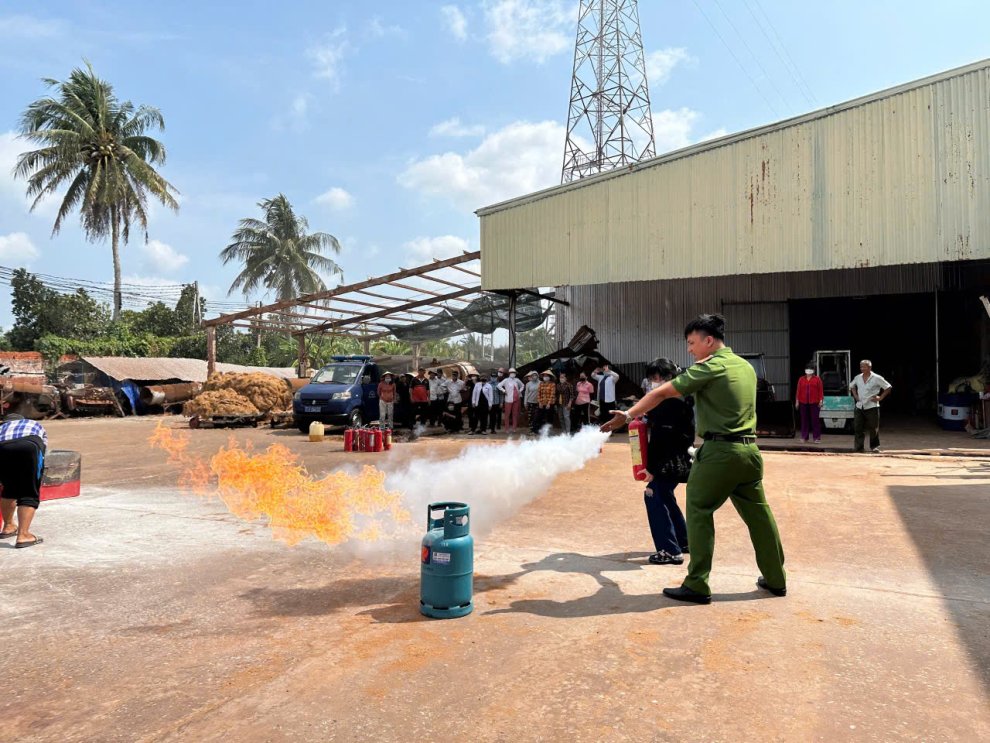 Ảnh 3 Cán bộ Cảnh sát PCCC và CNCH hướng dẫn học viên thực hành sử dụng phương tiện chữa cháy xách tay