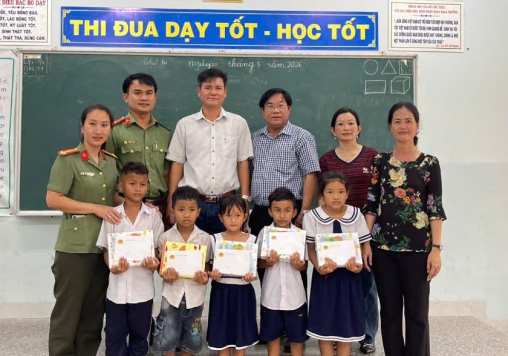 Ảnh chi bộ công an tặng uqà cho các em học sinh