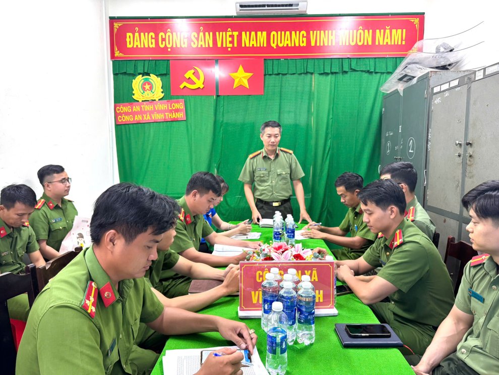 Ảnh chỉ huy Công an xã phát biểu chỉ đạo, định hướng tại buổi sinh hoạt chính trị