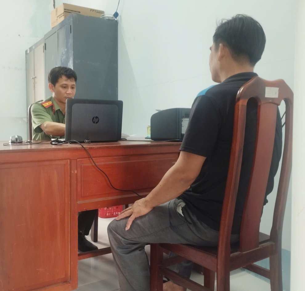 ẢNH CÔNG AN XÃ TẬP SƠN LÀM VIỆC VỚI ĐỐI TƯỢNG