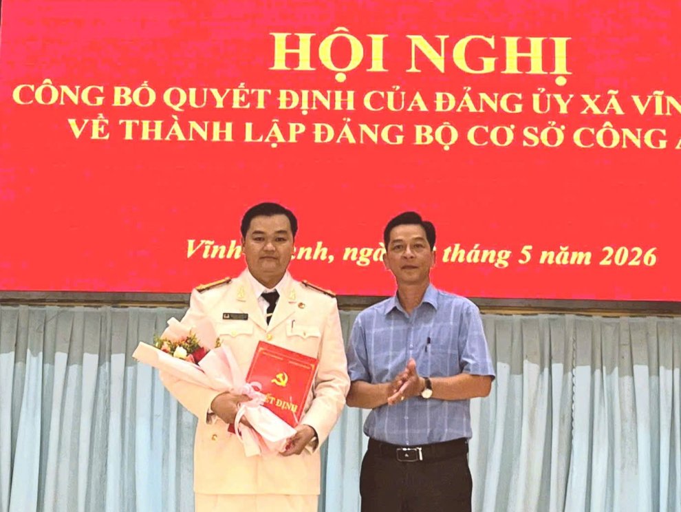 Ảnh Đồng chí Nguyễn Văn Liêm, Bí thư Đảng ủy, Chủ tịch HĐND xã trao quyết định thành lập Đảng bộ Công an xã