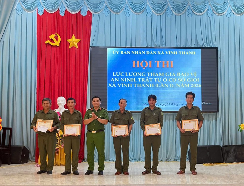 Ảnh Đồng chí Trưởng Công an xã, Trưởng Ban Tổ chức, Trưởng Ban Giám khảo Hội thi trao Giải cho các đội thi